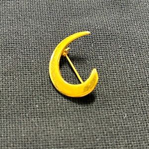 VTG Signed Gold Tone Metal Swirl Brooch. By Monet